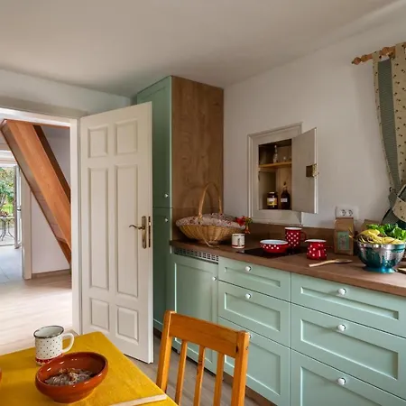 Holiday home Cherry House: Cozy Castle-view Retreat For Bear Watching Stari Trg pri Lozu