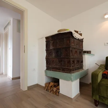 Cherry House: Cozy Castle-view Retreat For Bear Watching * Stari Trg pri Lozu