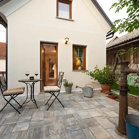 Holiday home Cherry House: Cozy Castle-view Retreat For Bear Watching
