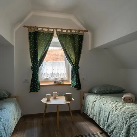 Cherry House: Cozy Castle-view Retreat For Bear Watching Holiday home