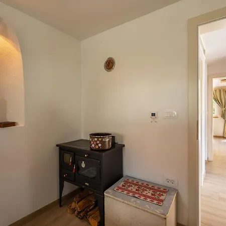 Cherry House: Cozy Castle-view Retreat For Bear Watching * Stari Trg pri Lozu