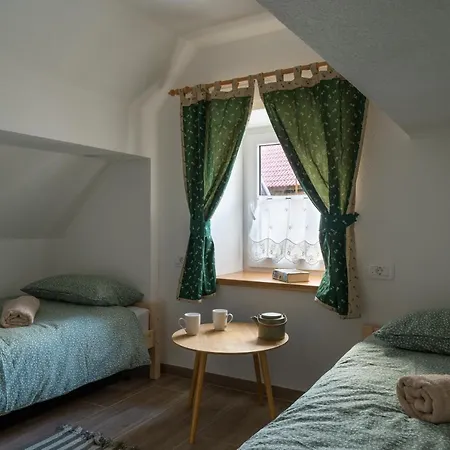Semesterbostad Cherry House - Cosy House - Ideal For Bear Watching, In The Neighborhood Of The Medieval Sneznik Castle Stari Trg pri Lozu