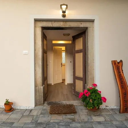 Semesterbostad Cherry House - Cosy House - Ideal For Bear Watching, In The Neighborhood Of The Medieval Sneznik Castle *