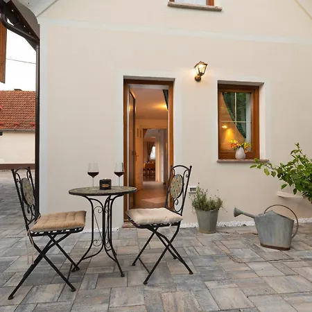 Semesterbostad Cherry House - Cosy House - Ideal For Bear Watching, In The Neighborhood Of The Medieval Sneznik Castle